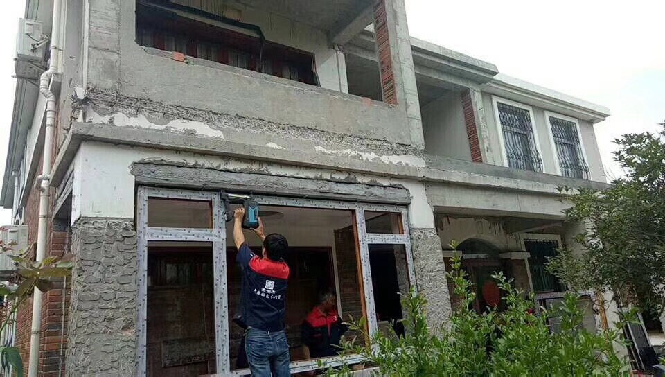 金堂木鋁包木門窗安裝現(xiàn)場(chǎng)