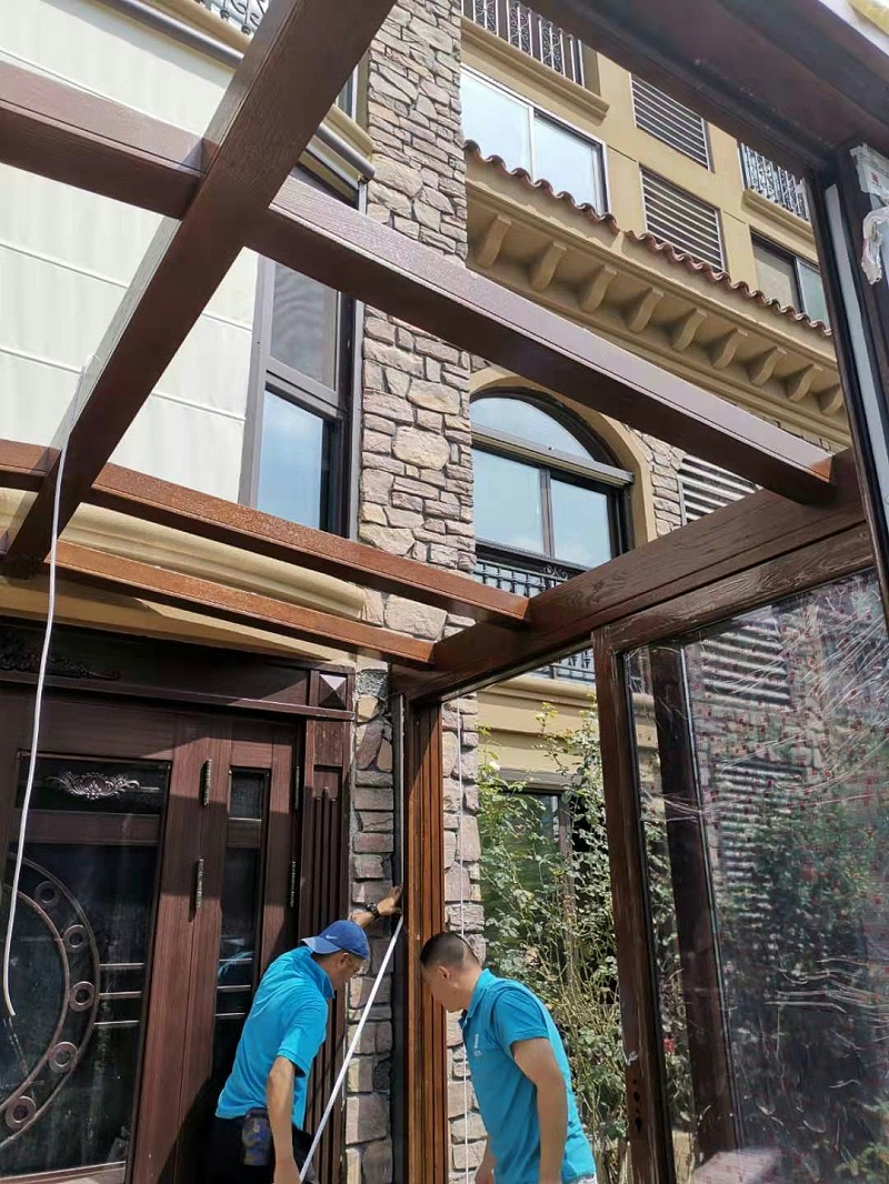 鋁包木陽光房安裝現(xiàn)場