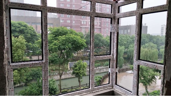 金堂木為華潤(rùn)橡樹灣提供鋁包木門窗案例