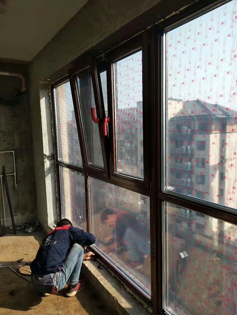 鋁包木門窗安裝現(xiàn)場(chǎng)